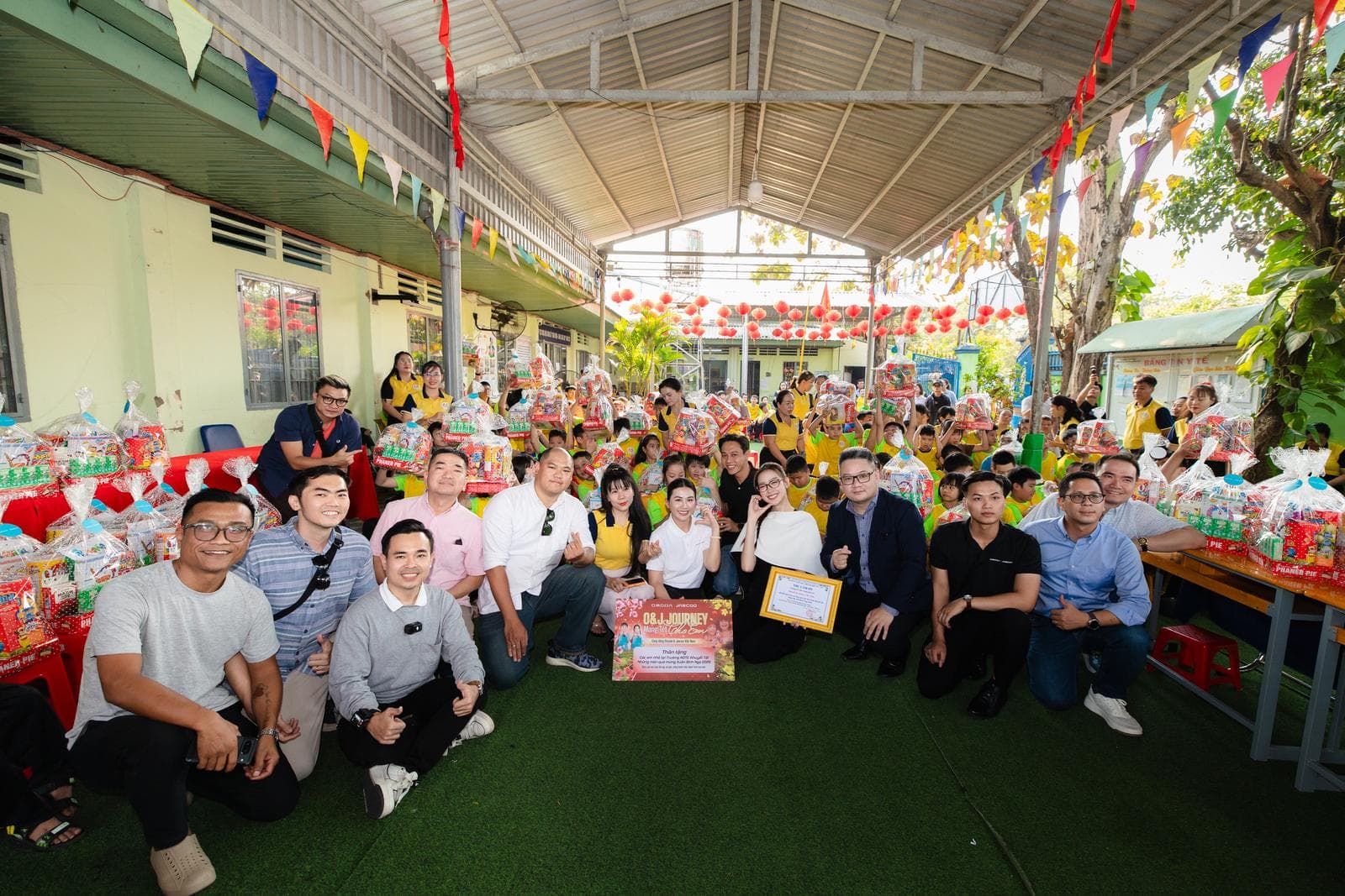 OJ Journey – “Mang Tết cho em”:  Khi Tết đến gần, đong đầy bởi những trái tim biết yêu thương