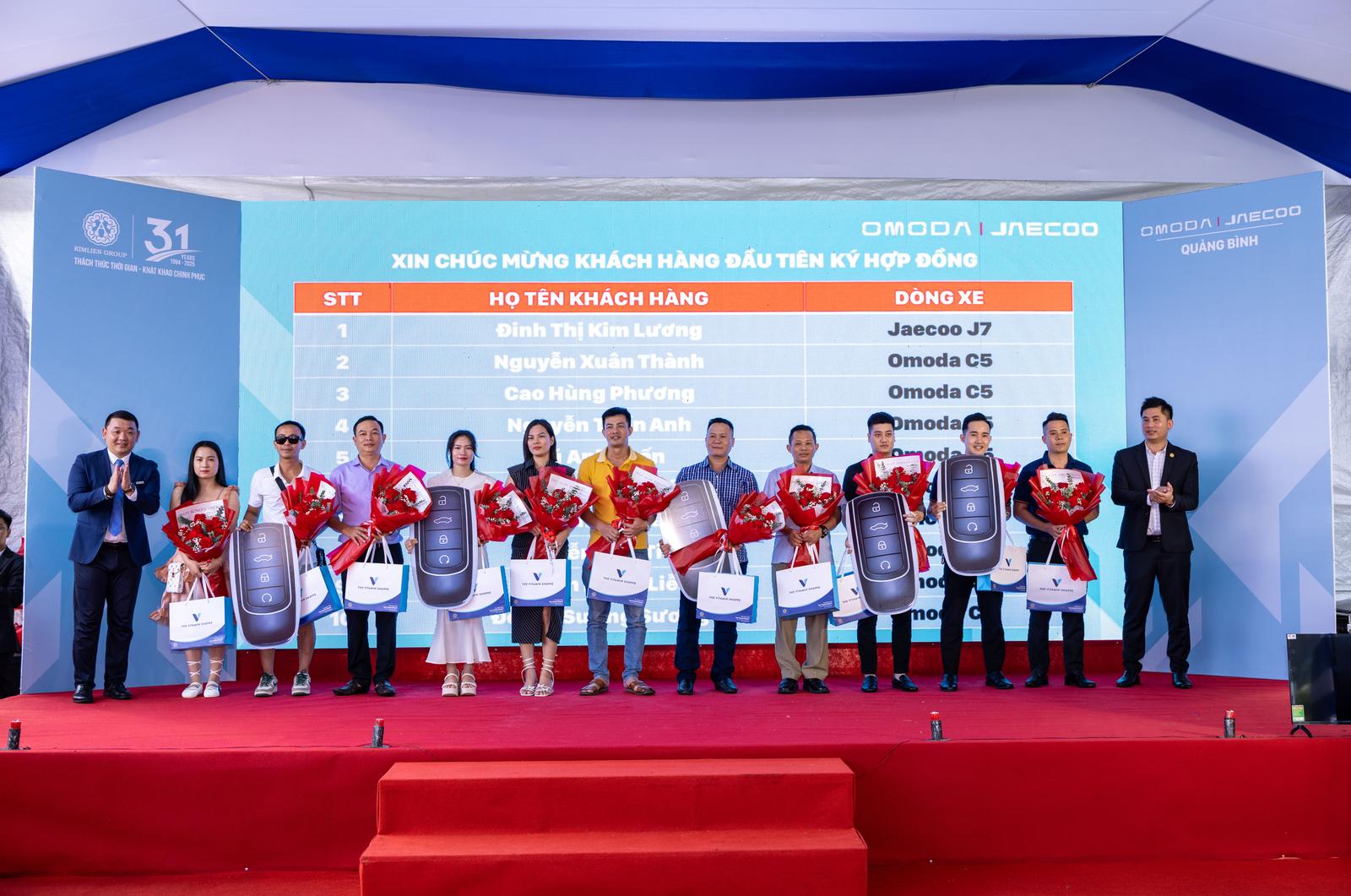 Những khách hàng đầu tiên mua xe tại O&J Quảng Bình