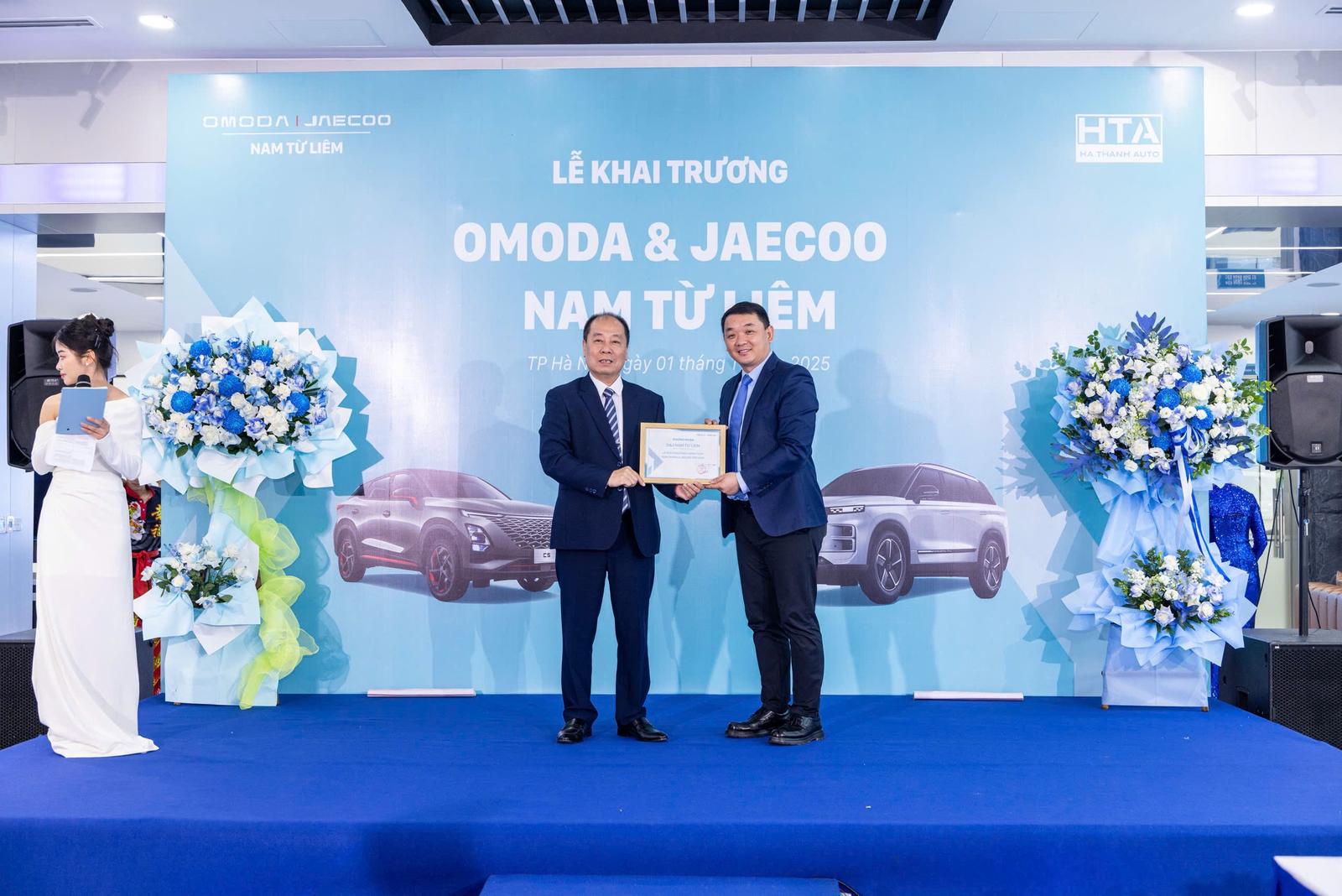 Ông Simon Liu - Tổng Giám đốc Omoda & Jaecoo Việt Nam trao chứng nhận nhà phân phối chính hãng.